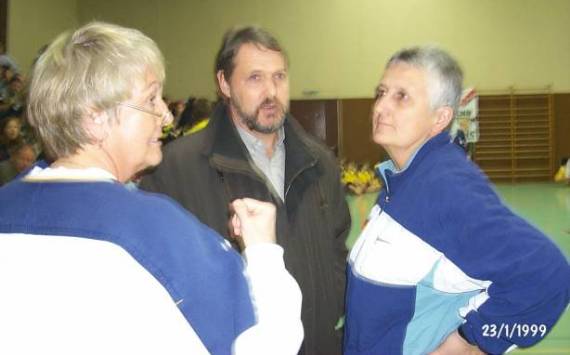 NochDHBDamenTrainer E. Hoffmann mit Delegationsleiterin <BR> Erika Petersen und Trainerin Renate Schubert
